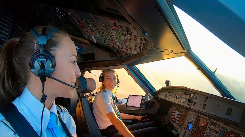 Kapitänin Julia Peukert (re.) und Pilotin Michaela Gerstenkorn. – Bild: HR
