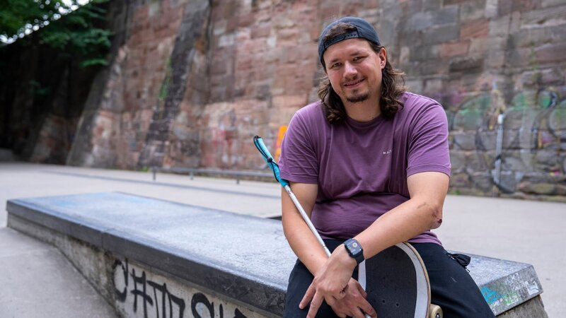 Johannes Bruckmeier ist blind – und begeisterter Skateboardfahrer. – Bild: Christopher Brecht /​ ZDF