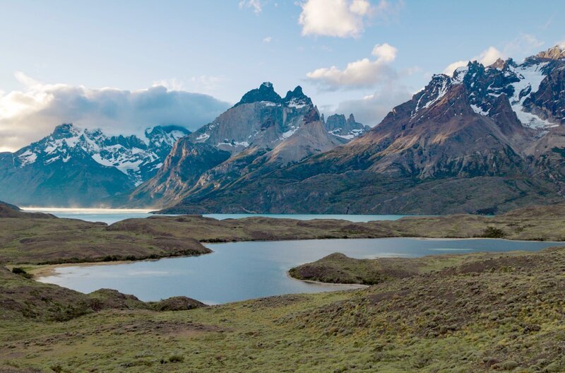 Die Paine-Gebirgskette ist ein spektakuläres Bergmassiv im Nationalpark Torres del Paine in Patagonien, Chile, bekannt für seine dramatischen Landschaften und einzigartigen geologischen Formationen. – Bild: Arthur Gal /​ Die Paine-Gebirgskette ist ein spektakuläres Bergmassiv im Nationalpark Torres del Paine in Patagonien, Chile, bekannt für seine dramatischen Landschaften und einzigartigen geologischen Formationen.