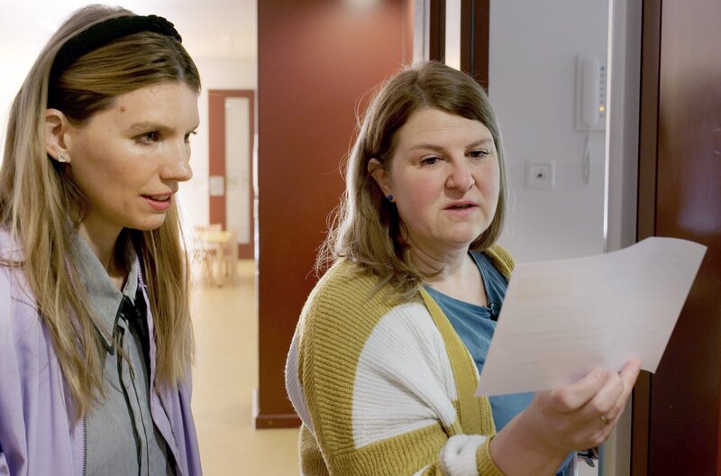 Erzieherin Jessica Kirchgässner (r.) zeigt Reporterin Lisa Altmeier die Dokumentationsarbeit im Kindergarten – Bild: SWR