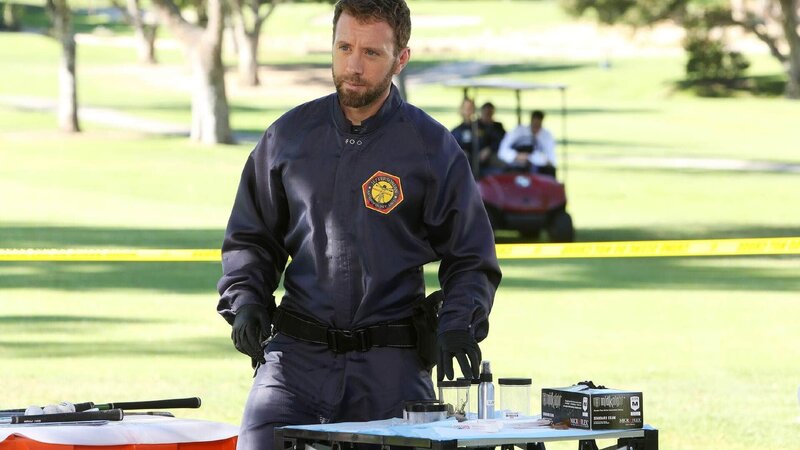 Bei der Tatortuntersuchung stellt Dr. Jack Hodgins (T.J. Thyne) sich die Frage nach dem Schuldigen eines so höchst professionell ausgeführten Mordes. – Bild: TVNOW /​ FOX