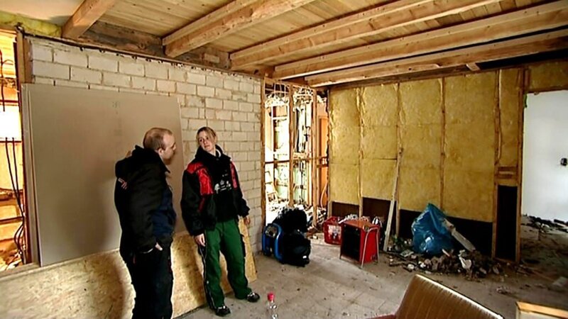 Ulrike und Sönke schwärmen von ihrem Traumhaus, das mitten im Nirgendwo steht, aber genug Platz für Ulis Islandpony und Sönkes Autobastelwerkstatt bietet. Doch die beiden stehen vor jeder Menge Arbeit! – Bild: RTLZWEI