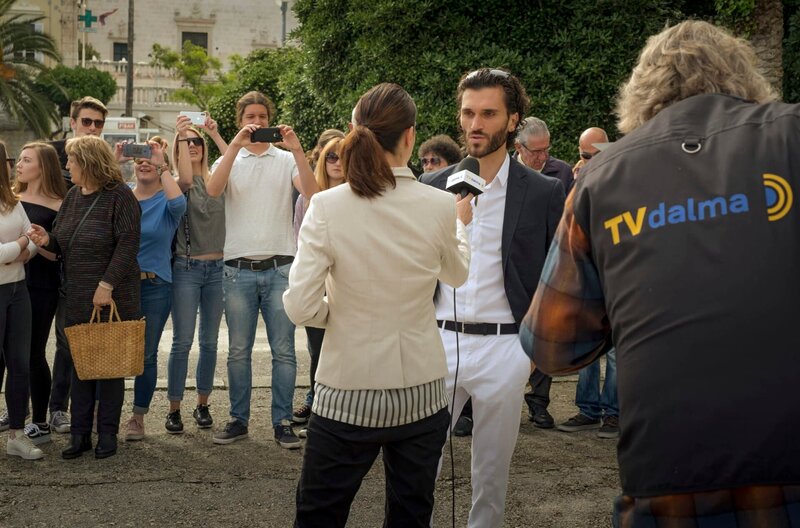 Mate (Vladimir Korneev) inszeniert seine Hochzeit als Medienereignis. – Bild: ARD Degeto/​Conny Klein