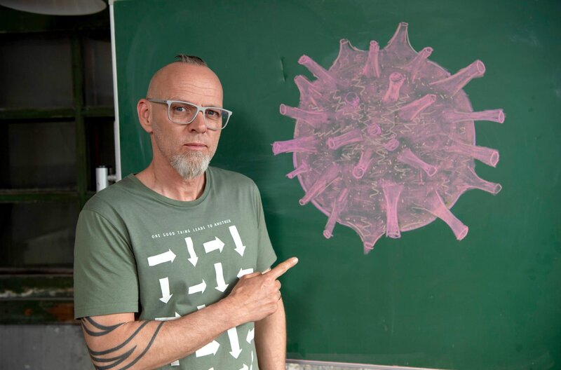 Infektionskrankheiten, die sich von Tieren auf Menschen – und anders herum – übertragen, nennt man Zoonosen. Nicht erst seit der Corona-Krise weiß man, wie gefährlich Zoonosen für uns werden können. Thomas D zeigt woher sie kommen und was wir gegen sie tun können, bei „Wissen vor acht – Natur“. – Bild: ARD/​Melanie Grande