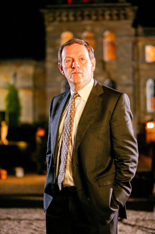 Inspektor Lewis (Kevin Whately) ahnt, dass er bei der Suche nach Steve Mullans Mörder bisher einer falschen Theorie aufgesessen war. Der Fall ist viel komplizierter, als es zunächst den Anschein hatte. – Bild: ORF/​ITV