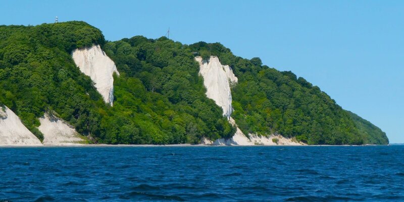 Kreidefelsen vom Wasser aus betrachtet. – Bild: F. Krüger /​ ZDF