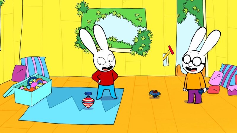 Simon (l.) und Ferdinand (r.) haben viel Spaß dabei, ihre Kreisel im Baumhaus herumwirbeln zu lassen. – Bild: GO-N Productions /​ ZDF