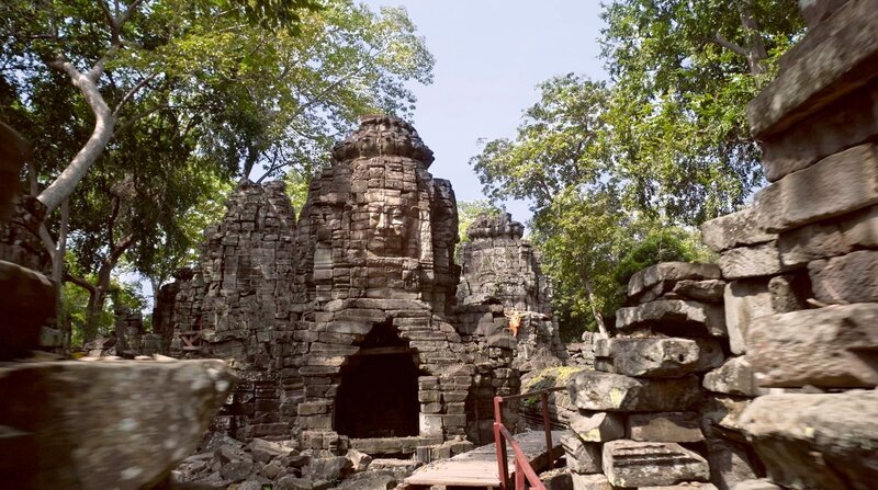 Alles im Blick: Buddha thront im Tempel von Banteay Chhmar. – Bild: SWR/​Luckfilm Produktion