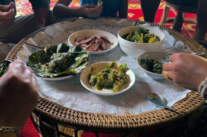 In Laos wird Nees Bambussuppe serviert – Bild: Elephant Doc /​ In Laos wird Nees Bambussuppe serviert