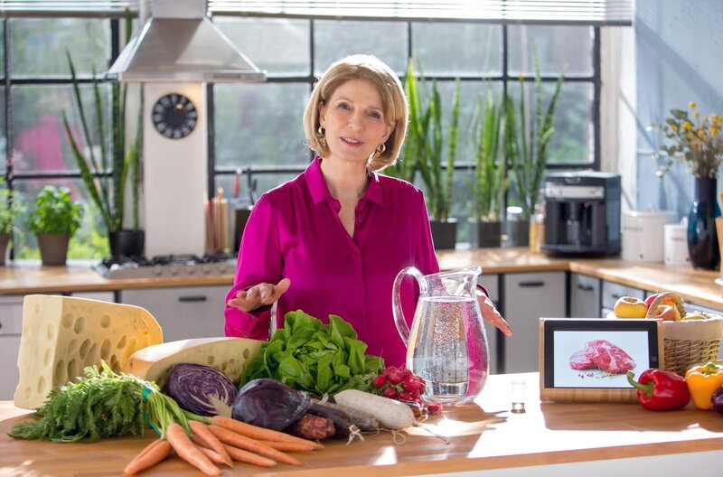 Unser Magen hat so einiges zu verarbeiten. Von Kuchen über Obst bis hin zum saftigen Steak – nichts, was die Magensäure nicht zersetzen kann. Warum wir uns dann nicht selbst verdauen, erklärt Susanne Holst in „Wissen vor acht – Mensch“. – Bild: ARD/​Frank W. Hempel