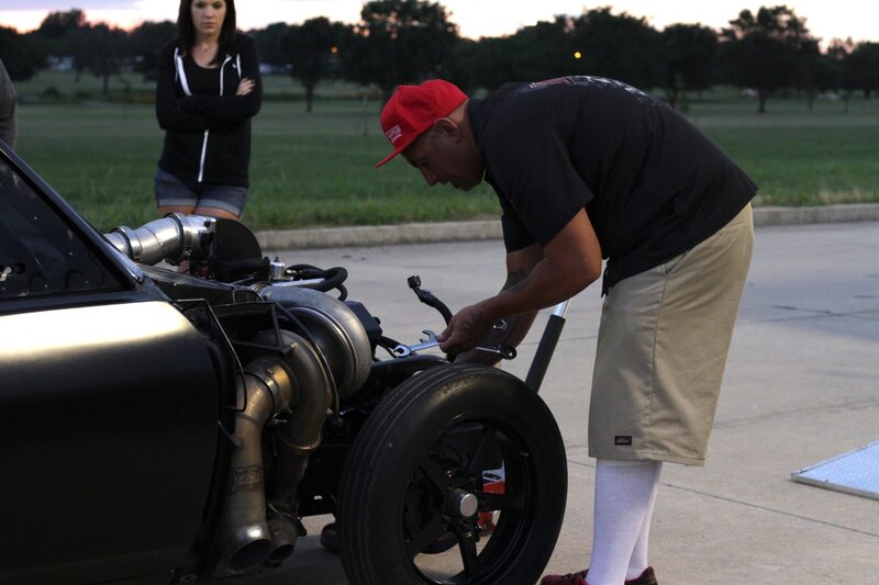 Big Chief making last minute adjustments to The Crow on race night. – Bild: Cameron Willy /​ Discovery Communications