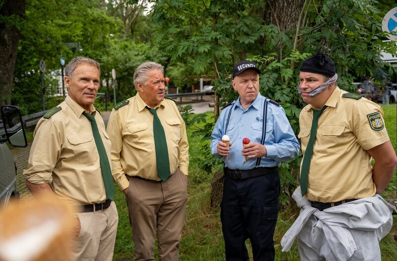 Franz Hubert (Christian Tramitz, l.), Reimund Girwidz (Michael Brandner, 2.v.l.), Gerhard Feinbein (Heinz-Josef Braun, r.) und Martin Riedl (Paul Sedlmeir, r.) stellen den Überfall nach. – Bild: ARD/​Thomas Neumeier