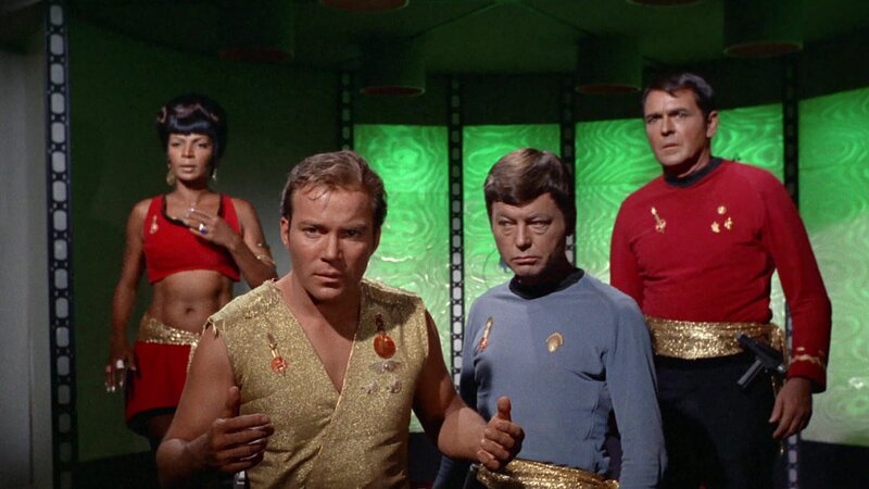 L-R: Uhura (Nichelle Nichols), James Tiberius ‚Jim‘ Kirk (William Shatner), Dr. McCoy (DeForest Kelley) und Chekov (Walter Koenig) – Bild: Tele 5