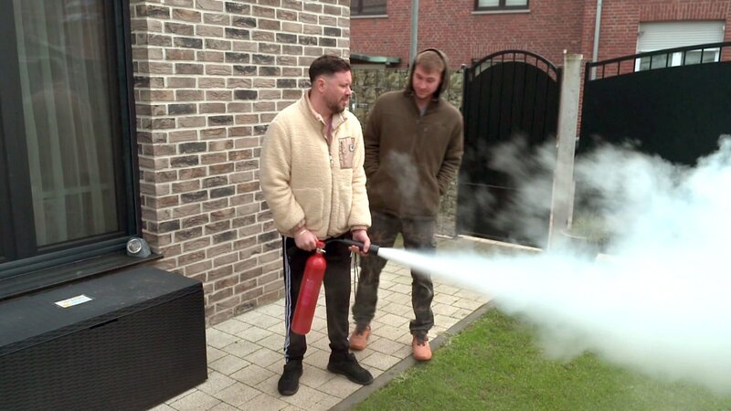 Flo (li.) und Peter testen die Handhabung des Feuerlöschers – Bild: RTLZWEI, Yellowstone Productions