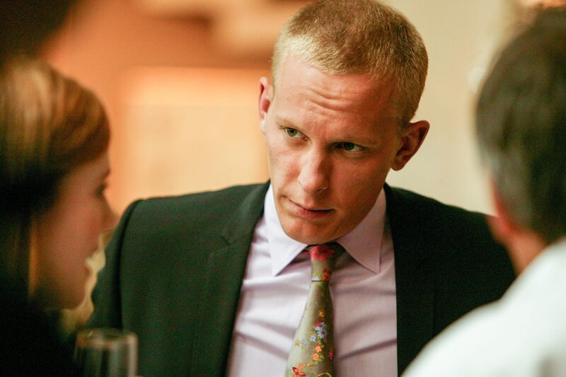 Auf der großen Geburtstagsfeier von Jessica Rattenbury ist ein Mord geschehen. Sergeant Hathaway (Laurence Fox, M.) vernimmt die ersten Zeugen vor Ort. – Bild: ORF/​ITV