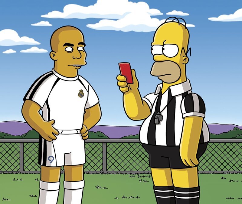 Lisa entdeckt den Fußball für sich. Da allerdings Homer (r.) den Schiedsrichter gibt, ist Ärger mit Ronaldo (l.) vorprogrammiert … – Bild: 2006⁠–⁠2007 Twentieth Century Fox Film Corporation Lizenzbild frei