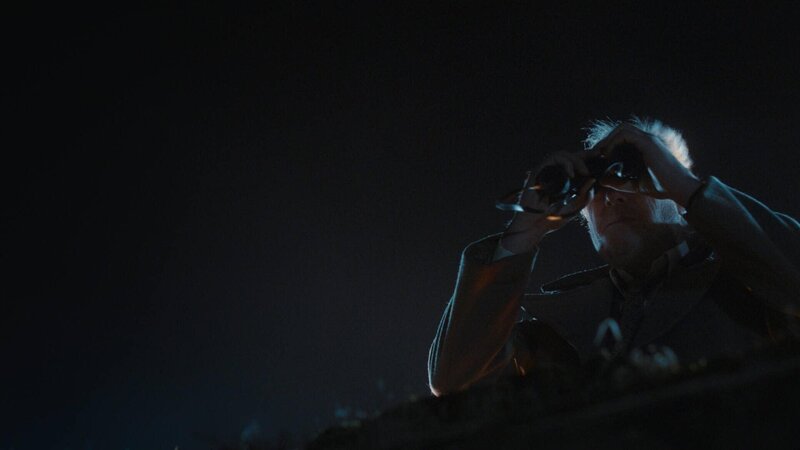 Ein Mann schaut durch ein Fernglas. – Bild: THE HISTORY CHANNEL /​ A+E Global Media