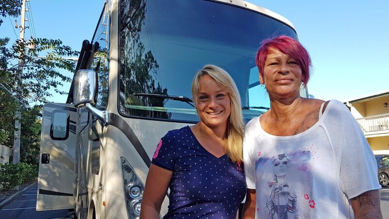 Einmal im Jahr Mutter-Tochter-Urlaub. Diesmal gönnen sie sich zum ersten Mal einen USA Trip – im Luxus-Bus und mit viel Action. – Bild: MG RTL D /​ Tokee Bros.