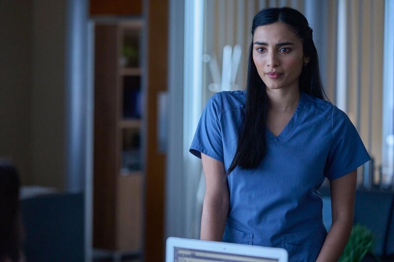Dr. Sonya Maitra (Anya Banerjee) – Bild: RTL /​ Sony Pictures Entertainment