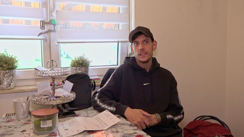 Pascal (22) will unbedingt wieder einen Job finden, um seiner Mutter Beate nicht auf der Tasche zu liegen.. – Bild: RTL Zwei