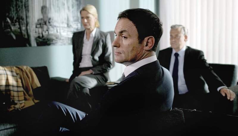 Eicks Gegenspieler: Frank Brückner vom Wirtschaftsministerium (Anian Zollner, Mitte) bei einer Besprechung mit Staatssekretär Kurt Lämmle (Rolf Kannies, re.) und der mächtigen Bundestagsabgeordneten Monika Hoffmann (Corinna Kirchhoff). – Bild: MDR/​Degeto/​Hans-Joachim Pfeiffer