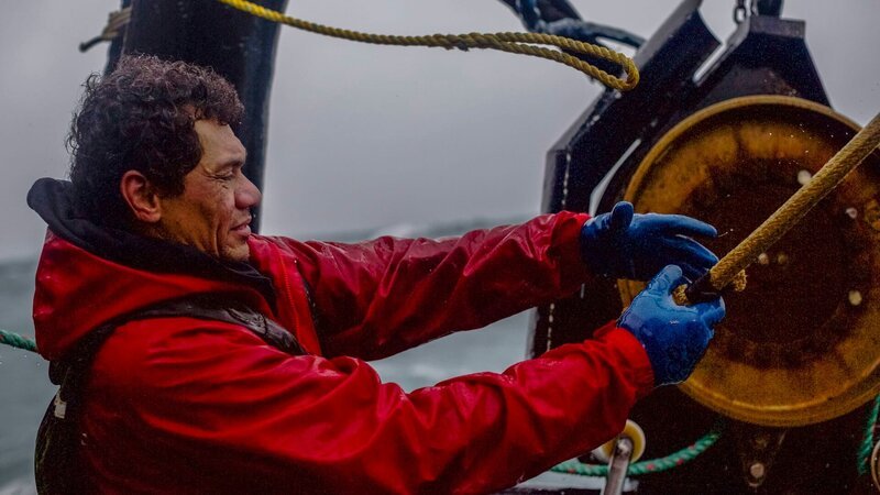 Freddy Maugatai, veteran deckhand on the Wizard, pulling the line through the block.; Canon 5D Mark iii – Bild: Discovery Communications, LLC