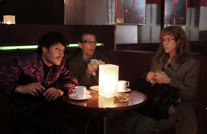 Lisa (Alexandra Neldel, r.) kann nicht fassen, dass Rokko (Manuel Cortez, l.) sie und Jürgen (Oliver Bokern, M.) in eine Tabledance-Bar gelockt hat. (Dieses Foto von Alexandra Neldel darf nur in Zusammenhang mit der Berichterstattung über die Serie „Verliebt in Berlin“ veröffentlicht und verbreitet werden.) – Bild: SAT.1 /​ Monika Schürle Eigenproduktionsbild frei