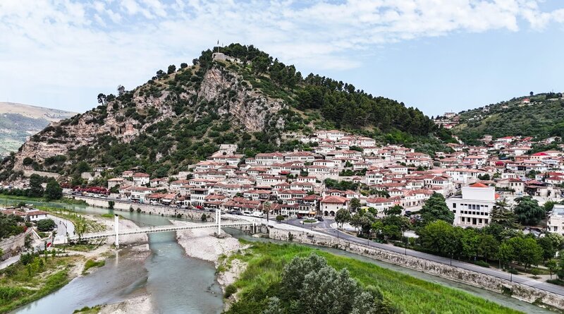 Blick auf die historische Altstadt von Berat, Albanien. – Bild: WDR/​White Mandala