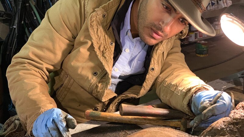 Ramy Romany works on artifact – Bild: Discovery Communications LLC