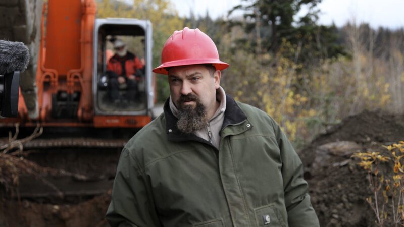 Todd with Jack behind in excavator. – Bild: Discovery Communications