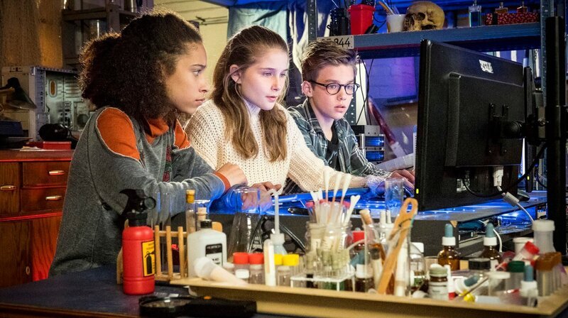 Lisha (Emma Roth, links), Mia (Marleen Quentin, mitte) und Benny (Ruben Storck, rechts) recherchieren im Netz alles über das Onlinespiel â€žDrachenarenaâ€ś. – Bild: NDR/​Boris Laewen