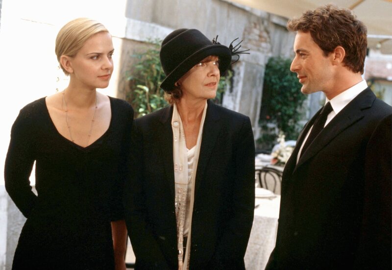 Lilly (Denise Zich, links) stellt ihrer Mutter Teresa (Gila von Weitershausen) den charmanten Hotelier Francesco (Gedeon Burkhard) vor. – Bild: ARD Degeto/​Walter Wehner