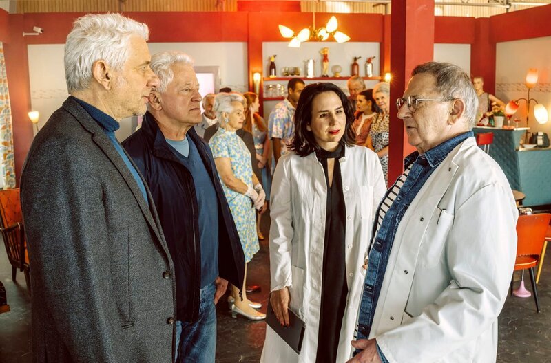 Von links: Franz Leitmayr (Udo Wachtveitl), Ivo Batic (Miroslav Nemec), Laura Lechner (Anna Grisebach) und Prof. Ralph Vonderheiden (André Jung). Weiteres Bildmaterial finden Sie unter www.br-foto.de. – Bild: BR/​Tellux Film GmbH/​Hendrik Heiden