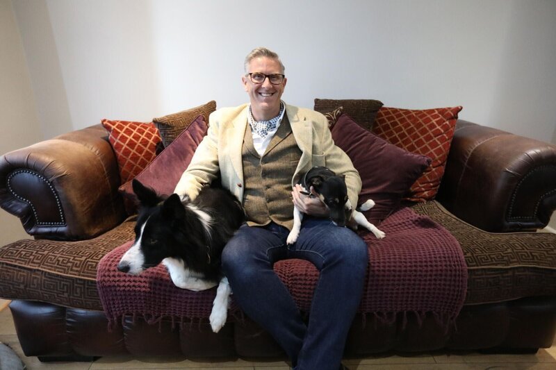 Master dog trainer Graeme Hall helps Thor, a Border Collie who has been obsessed with his own reflection since new dog Loki arrived. – Bild: Avalon Factual Ltd Lizenzbild frei