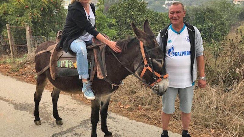 Zwei Schalker kuscheln im Zelt: Conny und Ralle auf Kreta. – Bild: RTL /​ Tokee Bros.