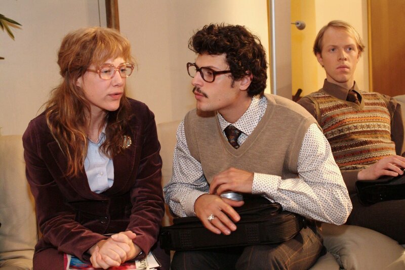 Lisa (Alexandra Neldel, l.) ahnt nicht, dass sie sich statt mit einem Bewerber für die Buchhaltungsstelle gerade mit dem dringend erwarteten Werbeguru Rokko (Manuel Cortez, M.) unterhält. (Dieses Foto von Alexandra Neldel darf nur in Zusammenhang mit der Berichterstattung über die Serie „Verliebt in Berlin“ veröffentlicht und verbreitet werden.) – Bild: SAT.1 /​ Monika Schürle Eigenproduktionsbild frei