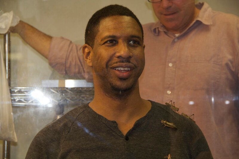 Der Astrophysiker Hakeem Oluseyi überlegt im Labor von Professor Greg Sword an der Texas A&M University, warum er zugestimmt hat, von Heuschrecken geplagt zu werden. – Bild: Discovery Communications