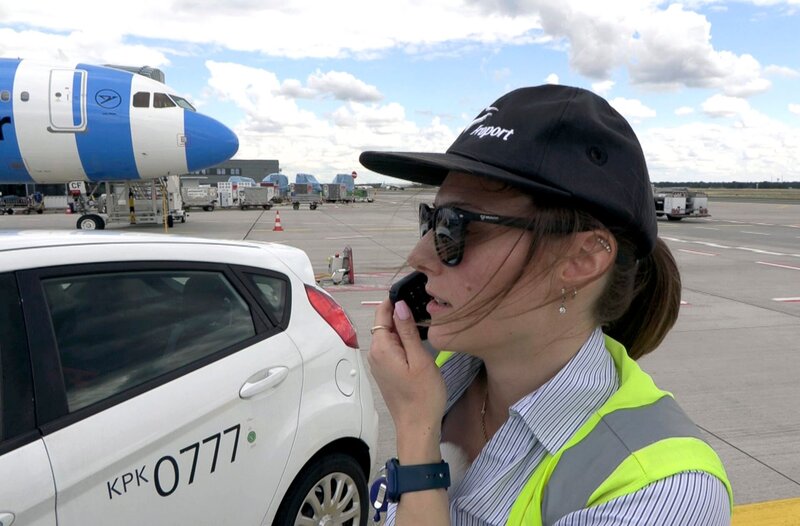 Justine Schauß startet ihre Flughafenkarriere mit 21 Jahren. – Bild: HR