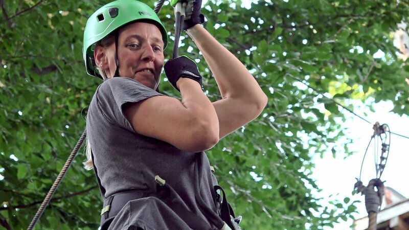 Katrin hat  mit der Höhe so ihre Probleme. Ob die 44-Jährige am Ende noch Spaß am Klettern findet? – Bild: RTL Zwei