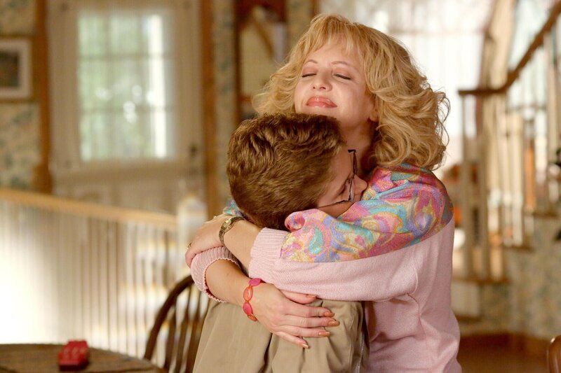 Adam Goldberg (Sean Giambrone, l.); Beverly Goldberg (Wendi McLendon-Covey, r.) – Bild: Sony Pictures Television Inc. /​ Mike Ansell