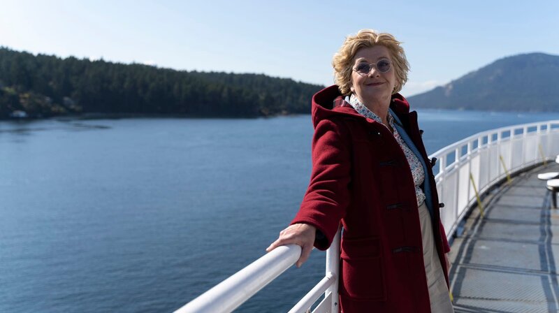 ARD Degeto DAS KINDERMÄDCHEN: MISSION KANADA, am Montag (04.01.21) um 20:15 Uhr im ERSTEN. Henni (Saskia Vester) auf dem Weg nach Vancouver Island. – Bild: ARD Degeto/​Jack Adamson