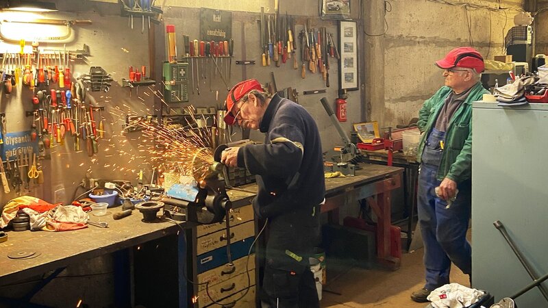 Detlef Gossow bei der Arbeit in seiner Werkstatt – Bild: Warner Bros. Discovery