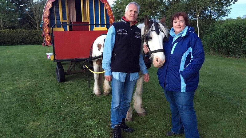 Sie tauschen Pferdewagen gegen Wohnmobil. Bevor es weitergeht, hat Berni ein Dinner im Schloss arrangiert. Steffani ist hin und weg. – Bild: RTL /​ Tokee Bros.