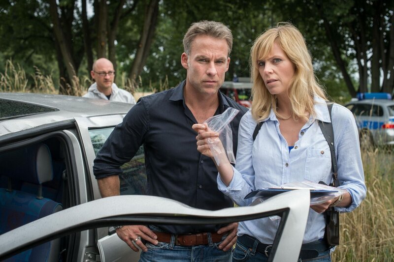 Jan Maybach (Marco Girnth, l.); Ina Zimmermann (Melanie Marschke, r.) – Bild: ZDF /​ Uwe Frauendorf