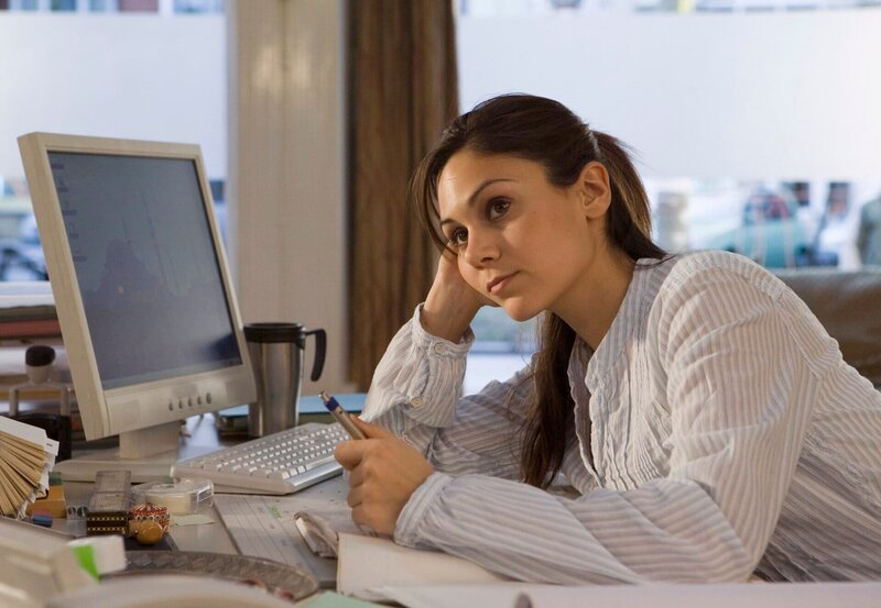 Kriminalhauptkommissar Ivo Batic (Miroslav Nemec) hofft, von Frau Wiesnet (Johanna Baumann) mehr über deren Tochter Johanna und ihren früheren Bekanntenkreis zu erfahren: Johanna und ihre Freundin Gina wurden brutal ermordet. – Bild: BR/​TV60Film/​Julia von Vietinghoff