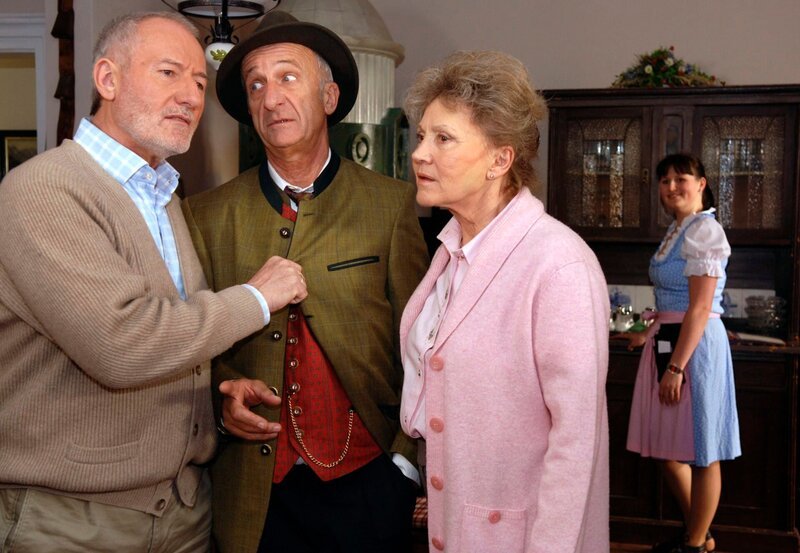 10 Uhr im Ersten. Pachmeyer (Philipp Sonntag, M.) äußert vor Hildegard (Antje Hagen, r.) und Alfons (Sepp Schauer, l.) die Vermutung, dass der Baron an einer unglücklichen Liebe starb. – Bild: ARD/​Jo Bischoff