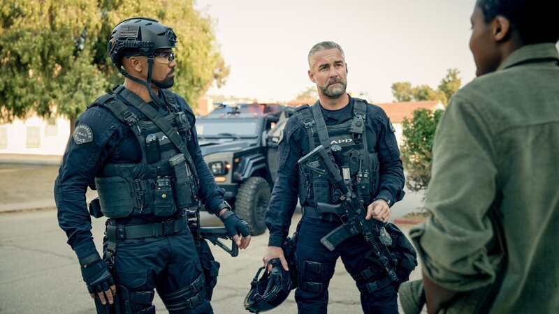 (v.li.): Shemar Moore (Daniel ‚Hondo‘ Harrelson), Jay Harrington (David Kay). – Bild: ORF/​Sony Pictures/​CBS