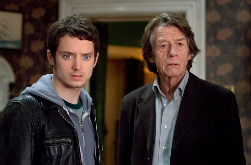 Im Bild: Martin (Elijah Wood, links), Prof. Arthur Seldom (John Hurt, rechts) – Bild: WDR/Tornasol Films/Telecinco Cinema/Oxford Crimes Ltd./La Fabrique 2 Im Bild: Martin (Elijah Wood, links), Prof. Arthur Seldom (John Hurt, rechts) – Bild: WDR/Tornasol Films/Telecinco Cinema/Oxford Crimes Ltd./La Fabrique 2