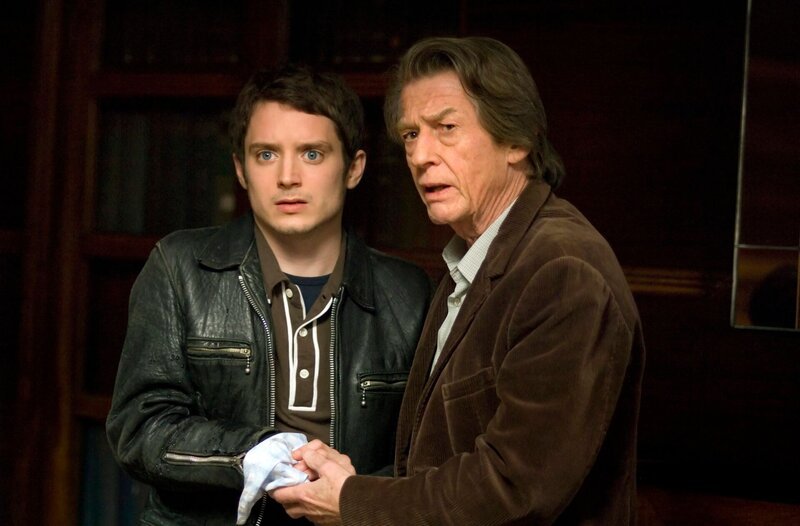 Sind der Mathematik-Student Martin (Elijah Wood) und sein Professor Arthur Seldom (John Hurt) einem Serienmörder auf der Spur? – Bild: WDR/2007 Tornasol Films/Telecinco Cinema/Oxford Crimes Ltd./La Fabrique 2 Sind der Mathematik-Student Martin (Elijah Wood) und sein Professor Arthur Seldom (John Hurt) einem Serienmörder auf der Spur? – Bild: WDR/2007 Tornasol Films/Telecinco Cinema/Oxford Crimes Ltd./La Fabrique 2