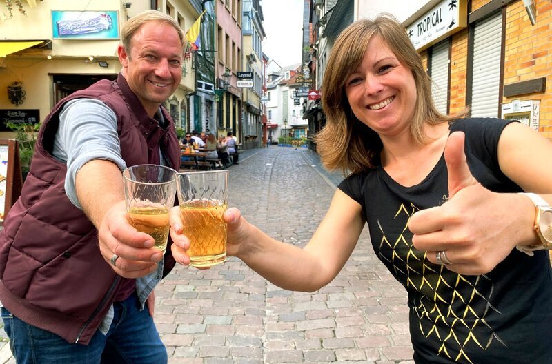 Tobias Kämmerer mit Stadtführerin Verena Röse. – Bild: HR/​Lukas Lowack